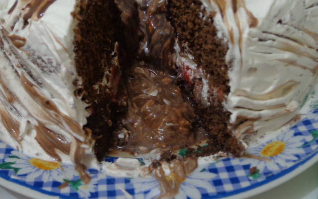 Bolo de chocolate recheado da Vivi