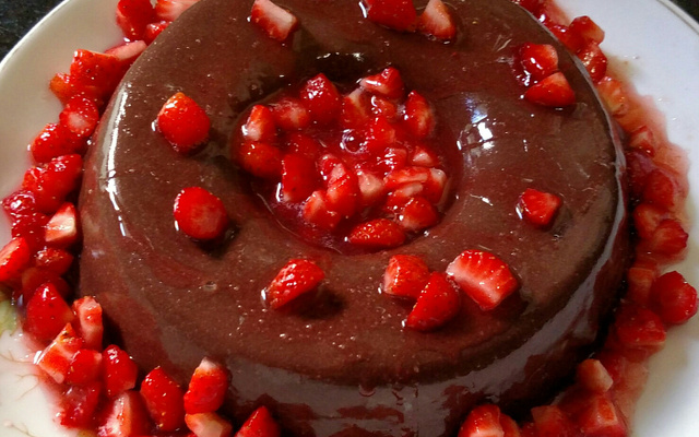 Manjar de chocolate e morangos