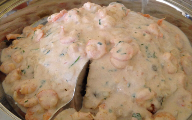 Souflé de bacalhau ao molho de camarão