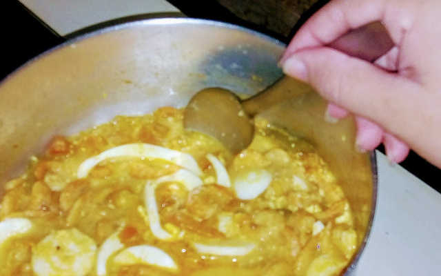 Camarão com ovo cozido