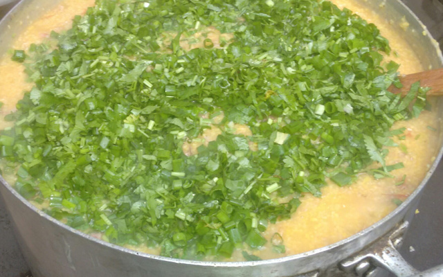 Canjiquinha de milho com costelinha de porco