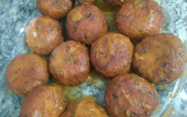 Almôndegas de frango recheadas com queijo