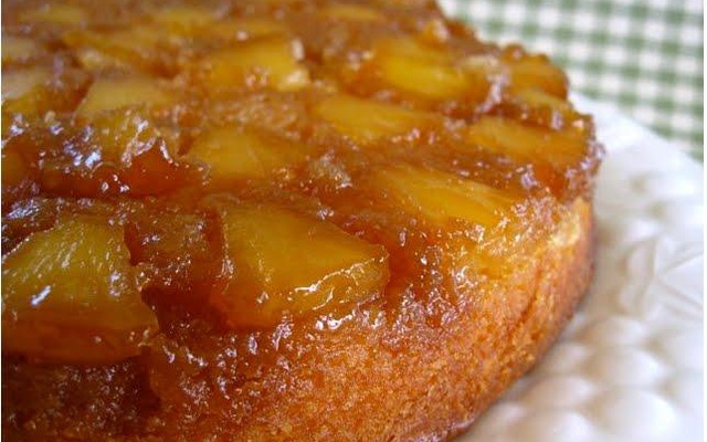 Bolo caramelizado de abacaxi