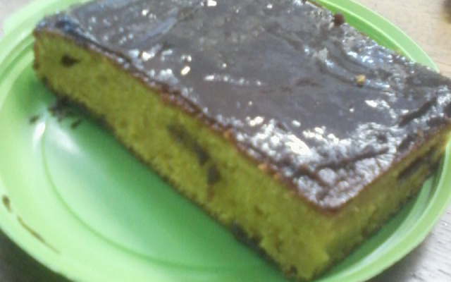 Bolo de cenoura com calda de chocolate