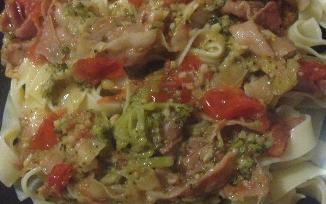 Fettuccine com presunto parma, tomates cereja e brócolis