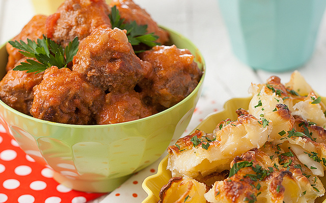 Almôndegas com massa gratinada