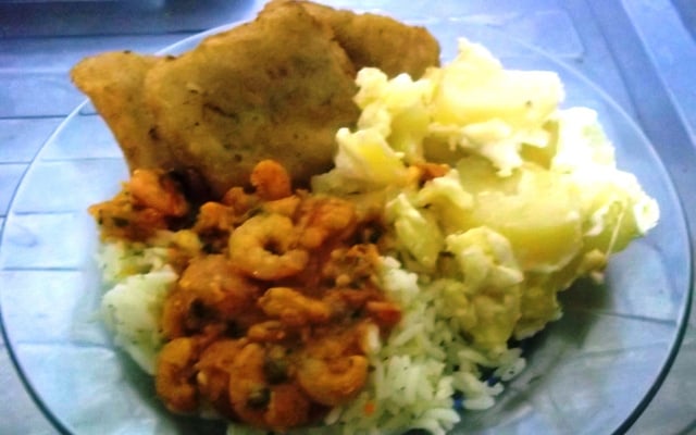 Filé de peixe ao molho de camarão