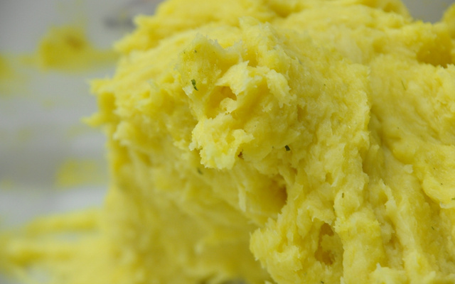 Bolinho de mandioca com recheio de carne seca