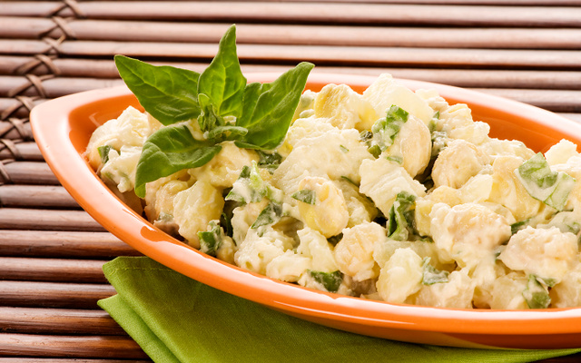 Salada de batatas, cogumelos e espinafre