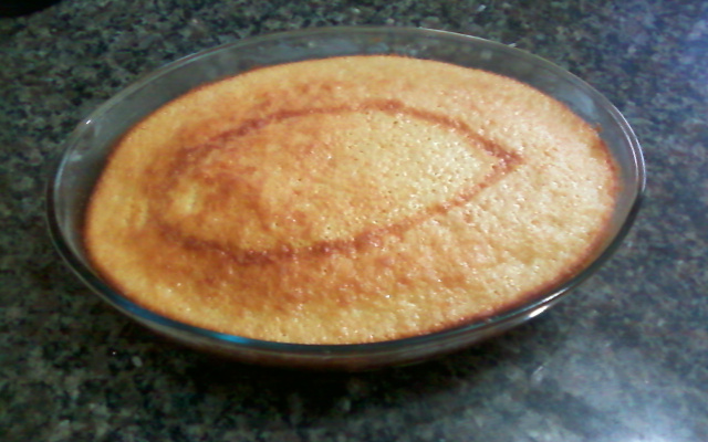 Bolo com pedaços de abacaxi na massa