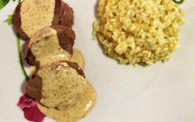 Filé mignon ao molho de mostarda com risoto de alho-poró