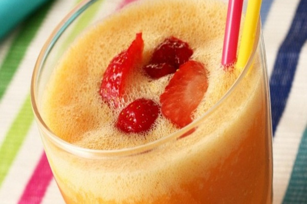Vitamina de Ades laranja com mamão e morango
