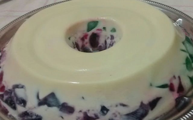 Gelatina colorida com creme de leite condensado