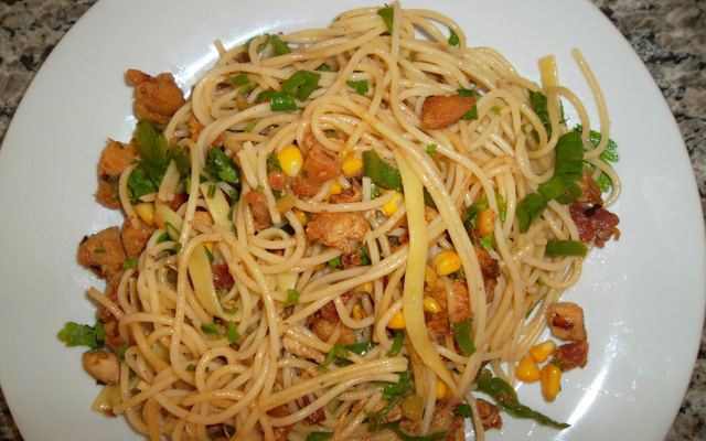 Macarrão alho e óleo com frango