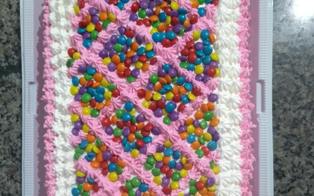 Pão de ló de chocolate com recheio e cobertura