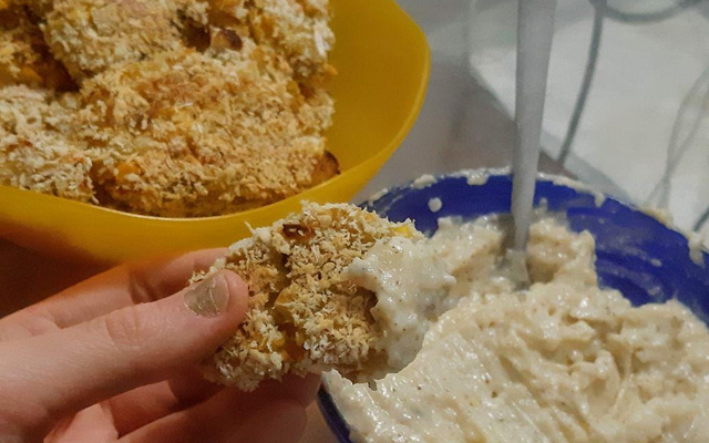 Nuggets de legumes com molho cremoso vegano