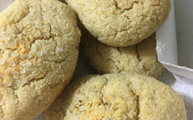 Pãozinho salgado de farinha de mandioca (sem glúten/lactose)