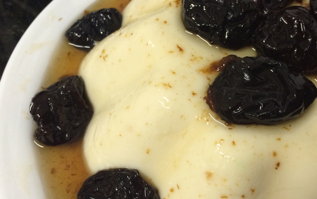 Manjar branco com calda de ameixas
