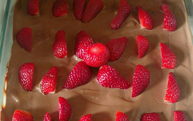 Torta de bolacha com ganache e morangos