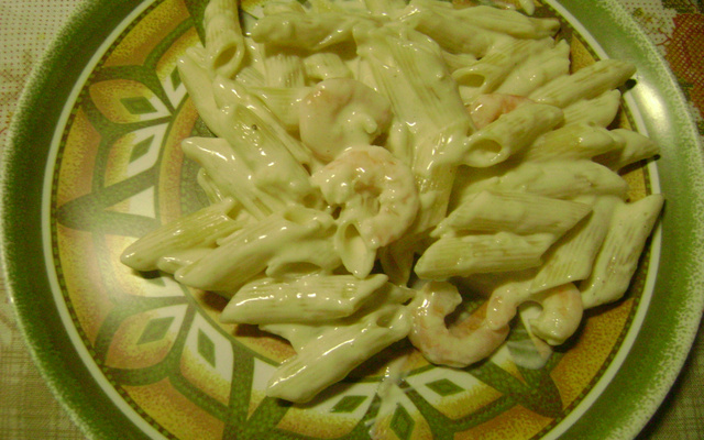 Camarão com penne aos quatro queijos