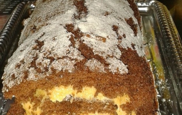 Rocambole de chocolate com recheio de doce de leite