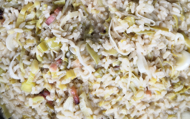 Risoto de alho-poró com calabresa e bacon