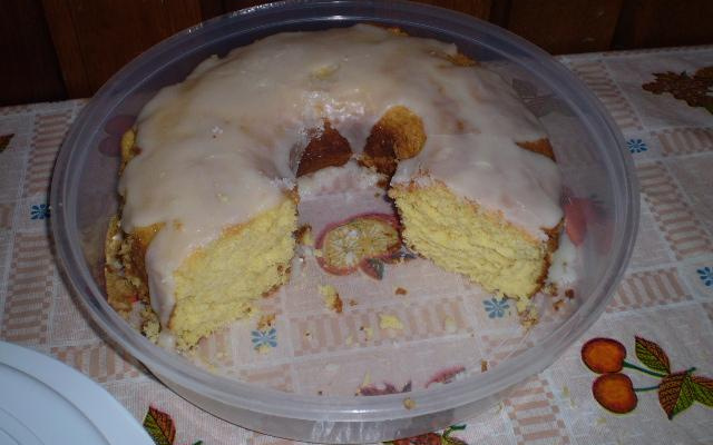 Bolo delicioso de laranja com cobertura de glacê