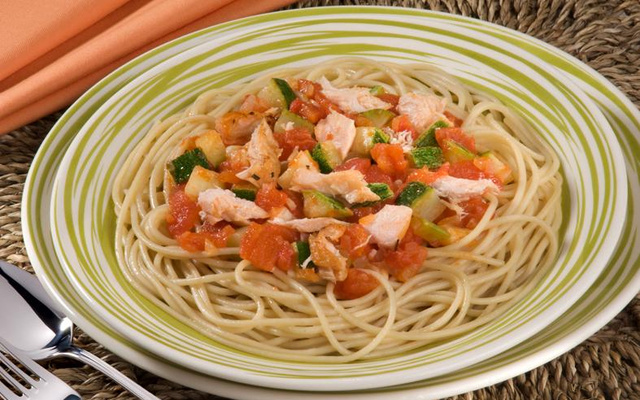 Espaguete Activita Soja + Cálcio ao Azeite com Salmão e Abobrinha