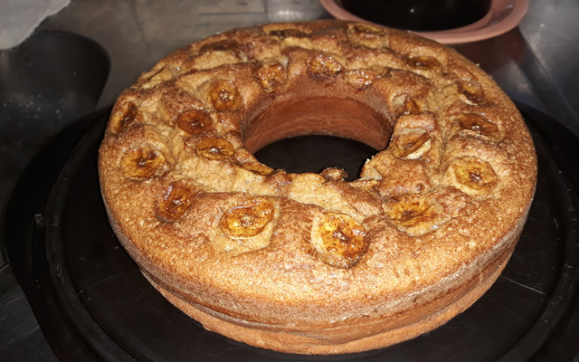 Bolo de banana com canela e açúcar mascavo