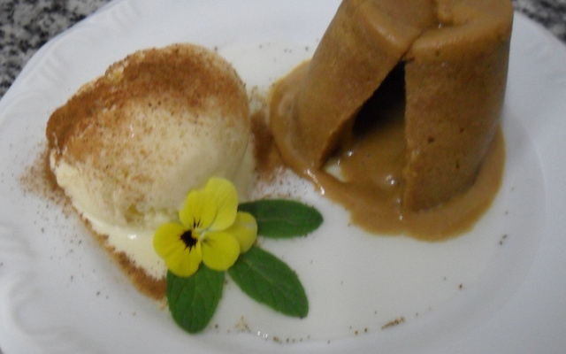 Moelleaux caipira (petit gateau de doce de leite com sorvete de milho verde e canela)