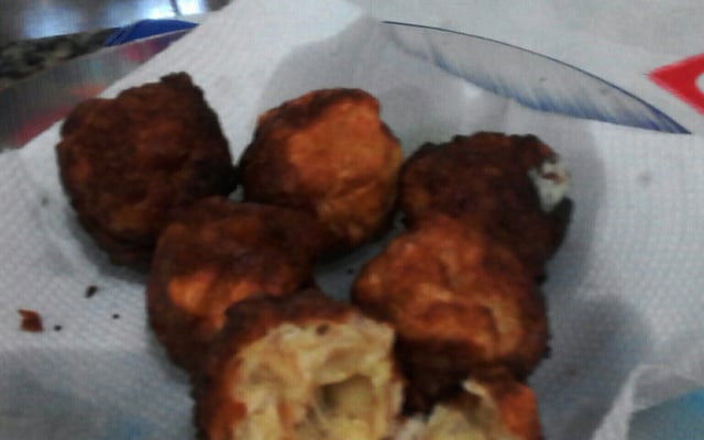 Bolinha de queijo de pão francês