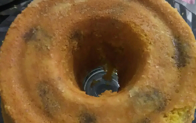 BOLO DE FUBÁ COM  GOIABADA E COCO