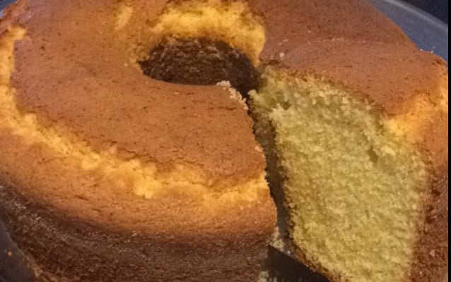 Bolo de fubá com creme de leite