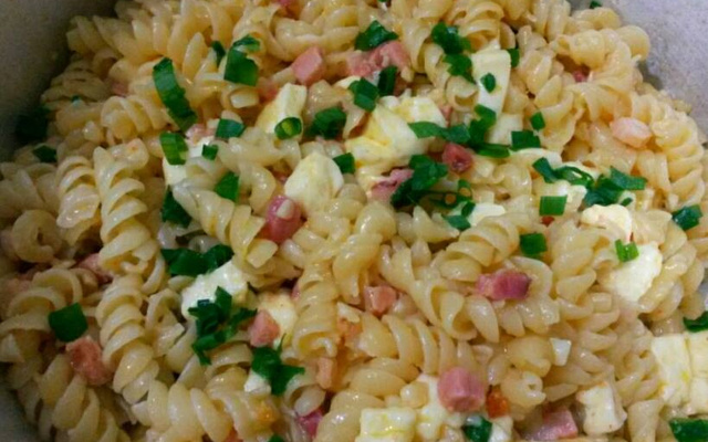 Macarrão alho e óleo com queijo e bacon