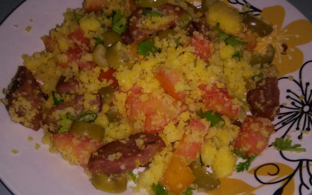 Farofa de cuscuz com calabresa