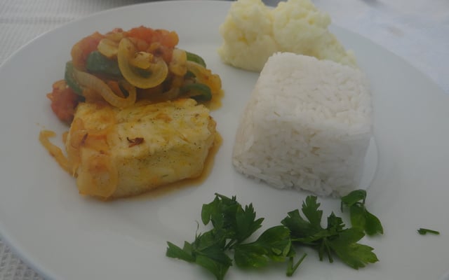 Filé de tilápia ao molho dendê