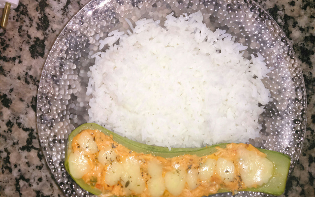 Abobrinha recheada com frango (Zapalito)