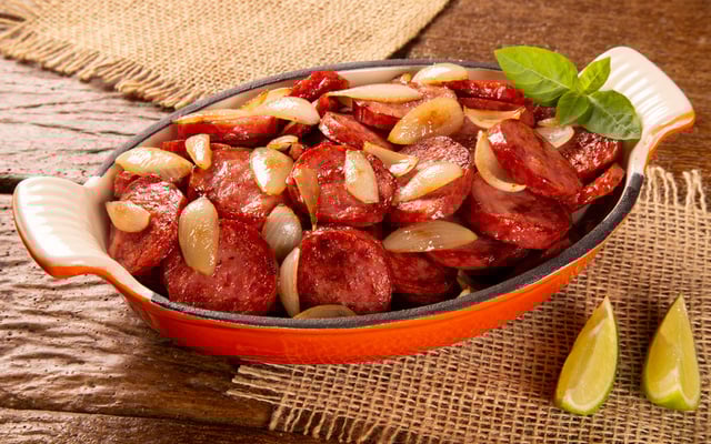 Linguiça acebolada com orégano