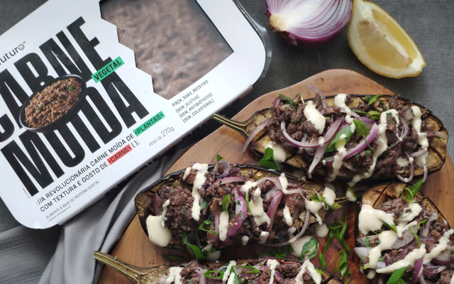 Berinjela recheada ao tahine 