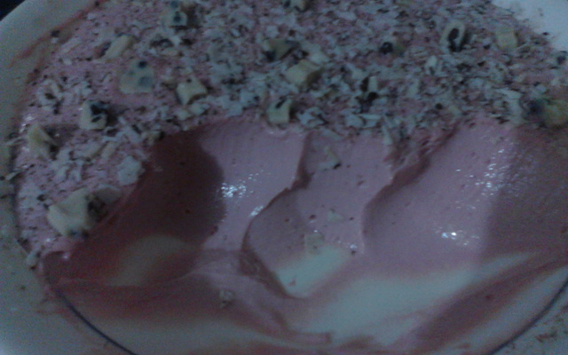 Mousse de morango com raspas de chocolate