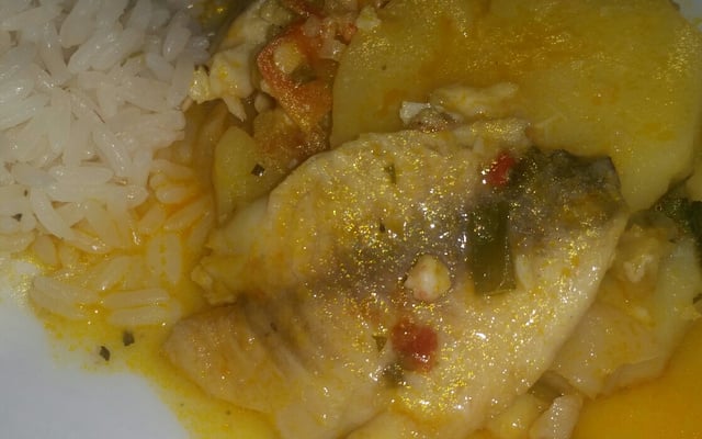 Tílapia ao leite de coco e azeite de dênde