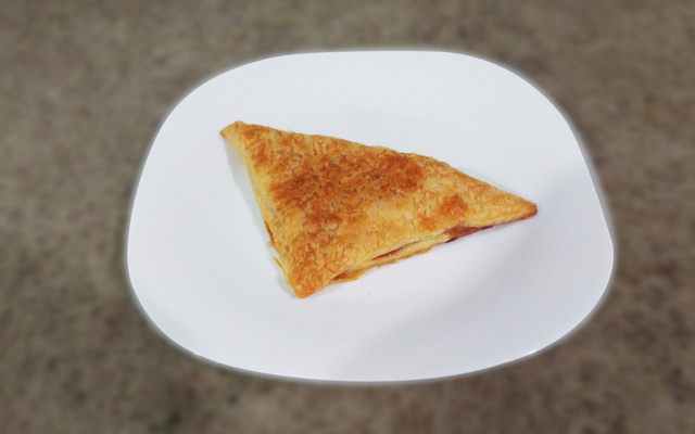 Esfirra de massa folhada e presunto cru