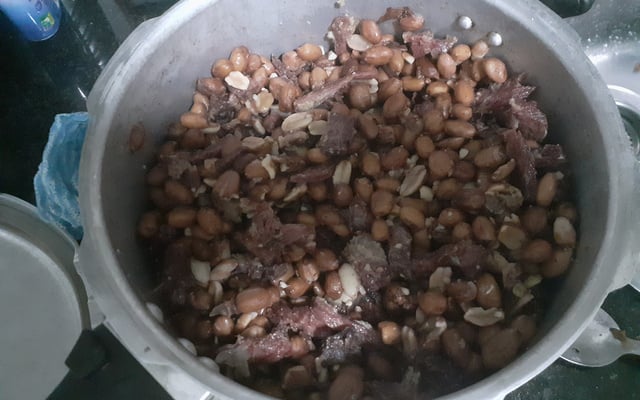 Amendoim com charque refogado