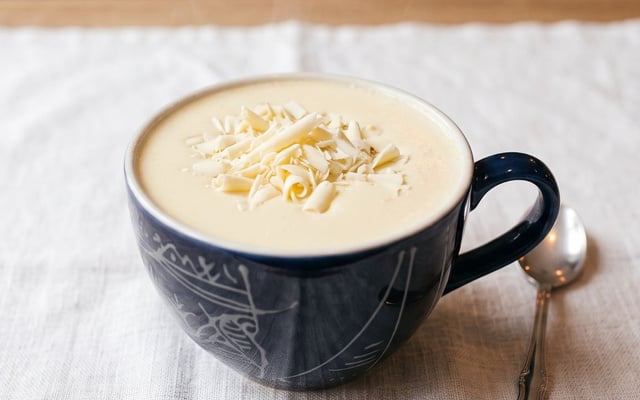 Xícara de chocolate quente branco cremoso