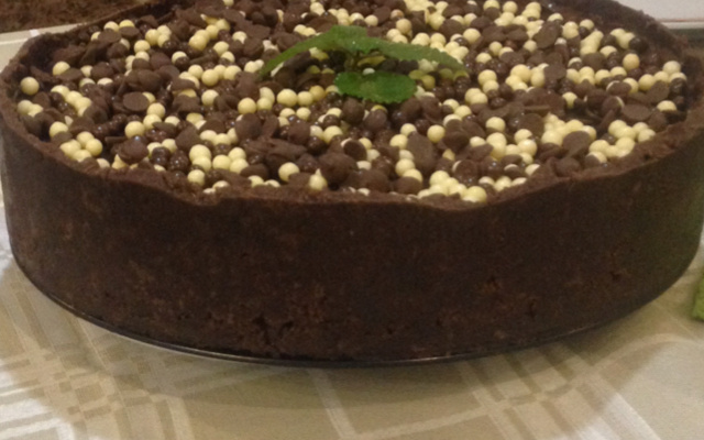 Chocotorta de maracujá com calda de chocolate