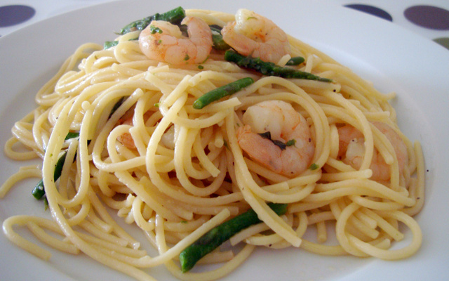 Espaguete com camarão e aspargos