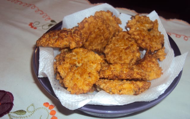 Bolinho de arroz com queijo ralado