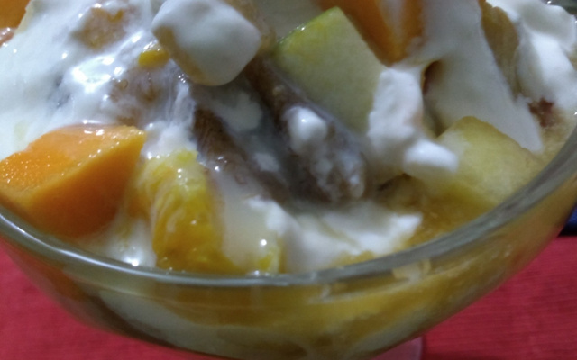 Salada de frutas com leite condensado e creme de leite