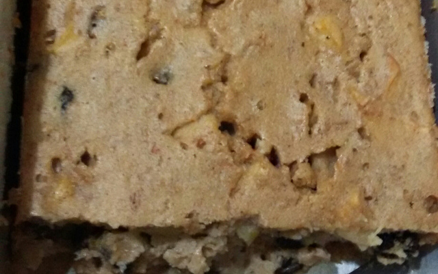 Bolo fit de banana, maçã e uva passas