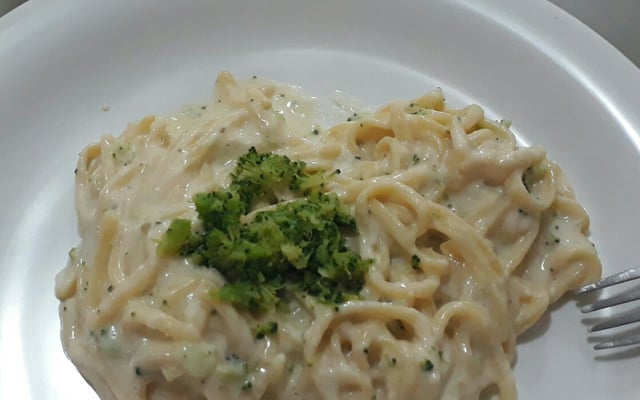 Molho branco com requeijão e brócolis